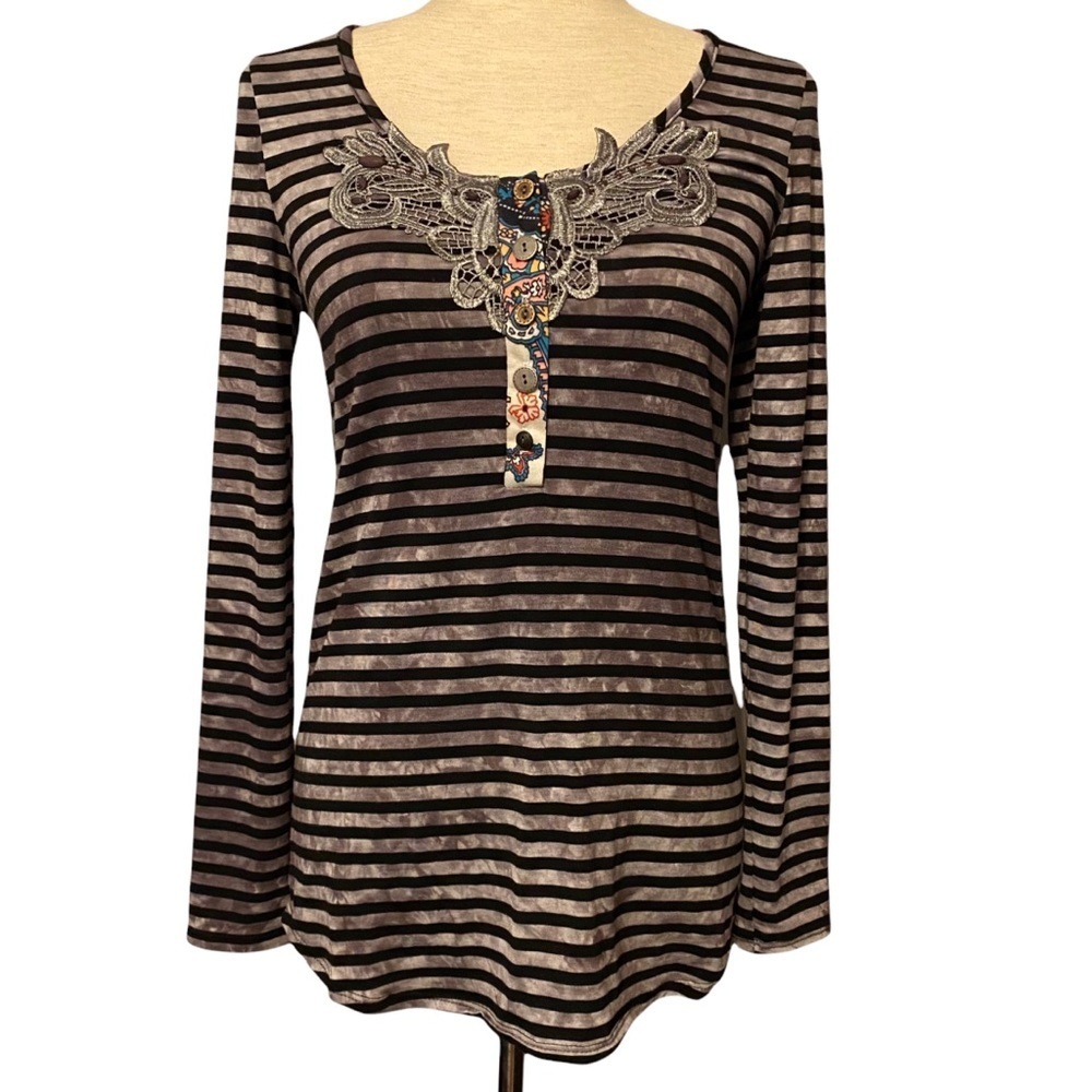 Daytrip - The Buckle gray black striped top lace floral neckline‎ #58489 Small